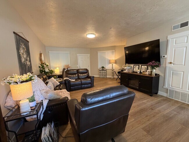 Building Photo - Charming 55+ Condo with Indoor Pool & Mountain Views in American Fork
