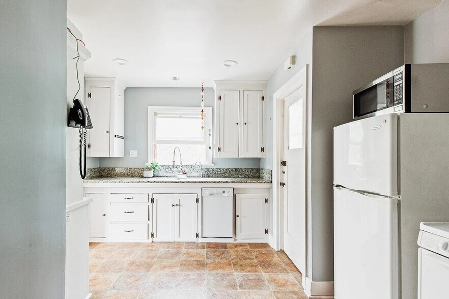 Kitchen - 1033 Grant St