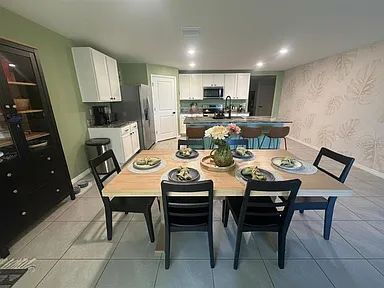 Building Photo - Spacious 4BR in Desirable Deer Path North!