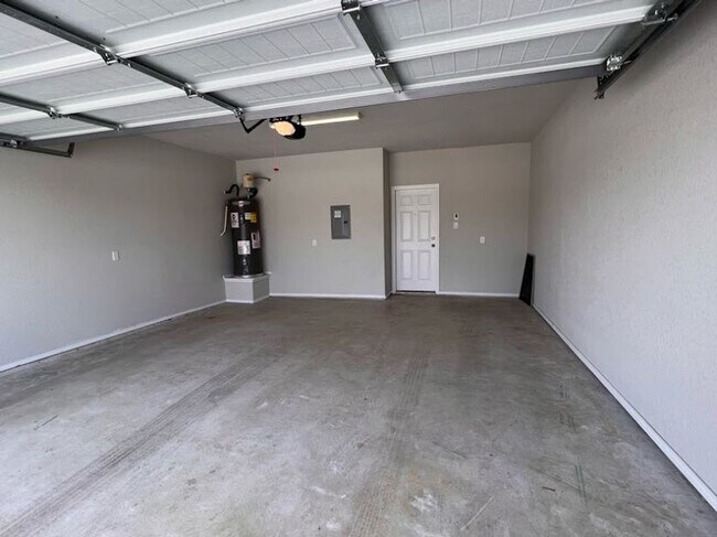 Building Photo - Best Duplex Community in Seguin
