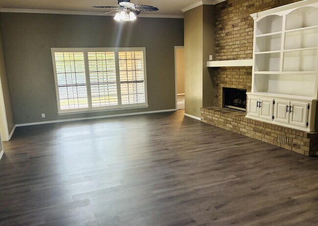 Building Photo - Beautiful Home in Westbury South Ready for Move-In!