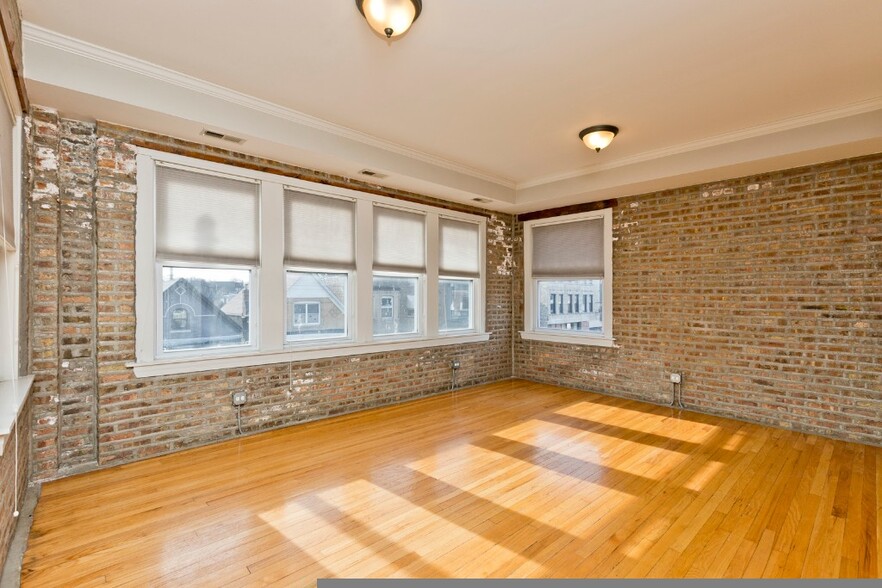 Building Photo - 3040 W Diversey Ave