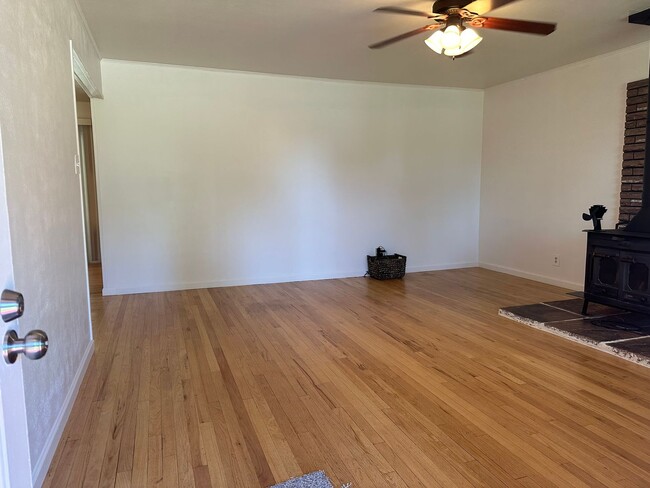 Building Photo - $400 off first months rent!