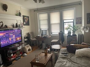 Building Photo - Top Floor Sunny 2 Bed Equal Large bedrooms...