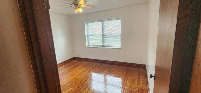 Building Photo - ** MOVE-IN SPECIAL. Half Off 1st Months Rent** 1 5 a Half-Bedroom Apartment with Bonus Room & Ref...