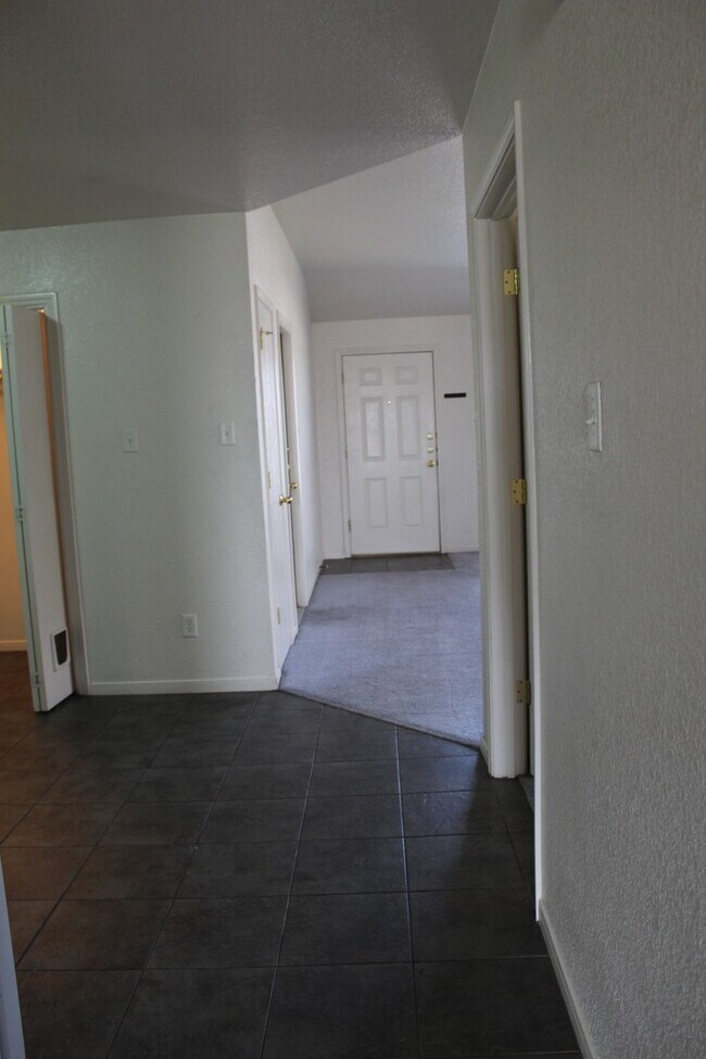 Building Photo - 406 Primrose Dr