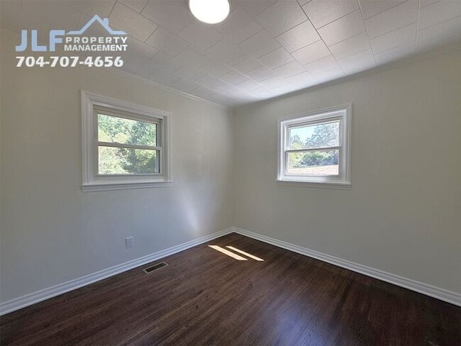 Building Photo - Fully Renovated 3 Bed/1 Bath Cottage in Wo...