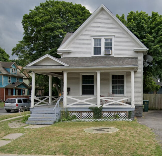 Building Photo - 711 Bay St