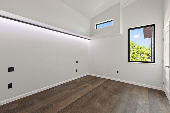 Building Photo - 1710 Brassie St
