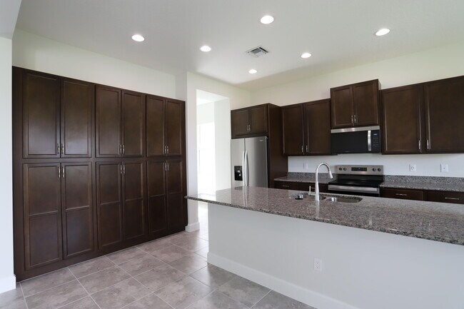 Building Photo - 15192 Wildwood Cir