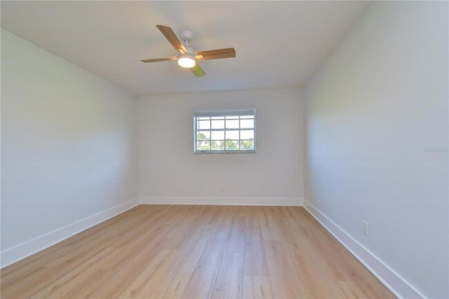 Building Photo - 200 Country Club Dr