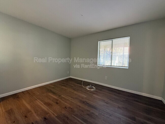 Building Photo - 1336 E Mountain View Rd