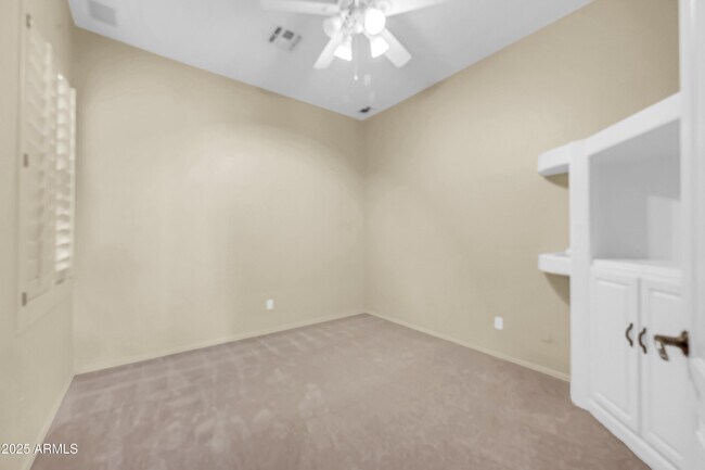 Building Photo - 875 W Aloe Pl