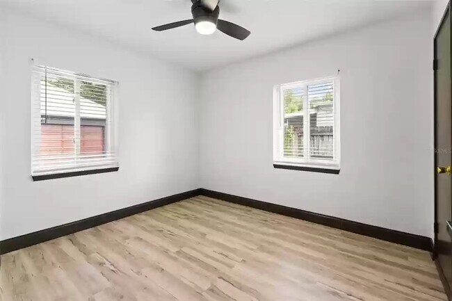 Building Photo - 9511 N Dartmouth Ave