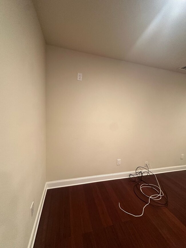 Building Photo - Gorgeous, 3 bedroom, 2.5 bath home, ready for move in