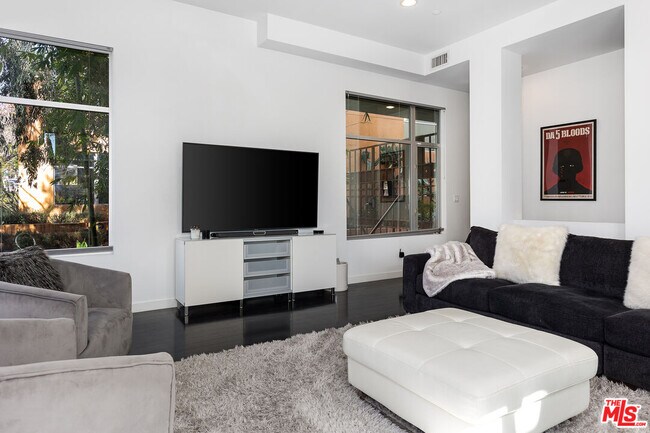 Building Photo - 900 N W Knoll Dr