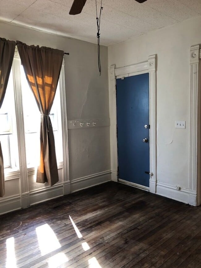 Building Photo - 924 Drake St