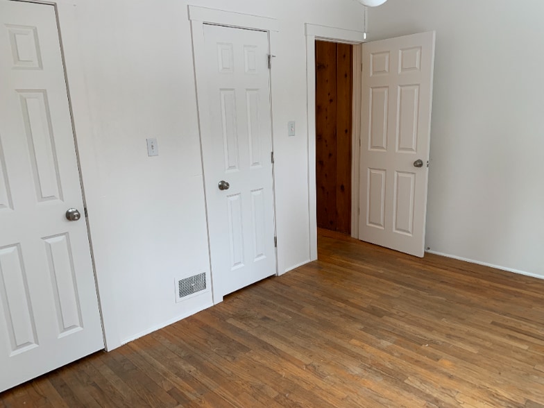 Building Photo - 1124 W Prospect Rd