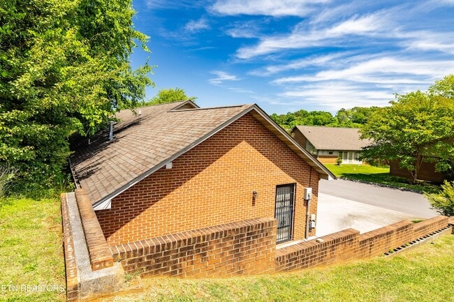 Building Photo - 170 Manchester Dr