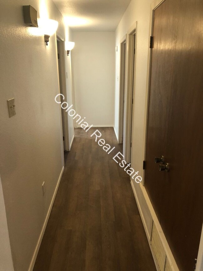 Building Photo - Spacious 3 bedroom, 2 bathroom home