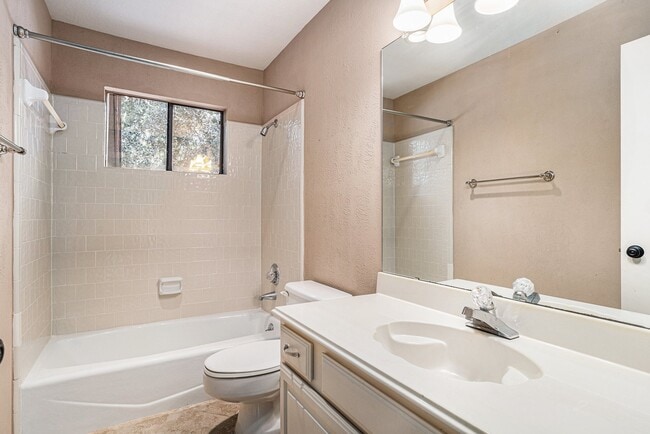 Building Photo - 602 Crestwood Dr