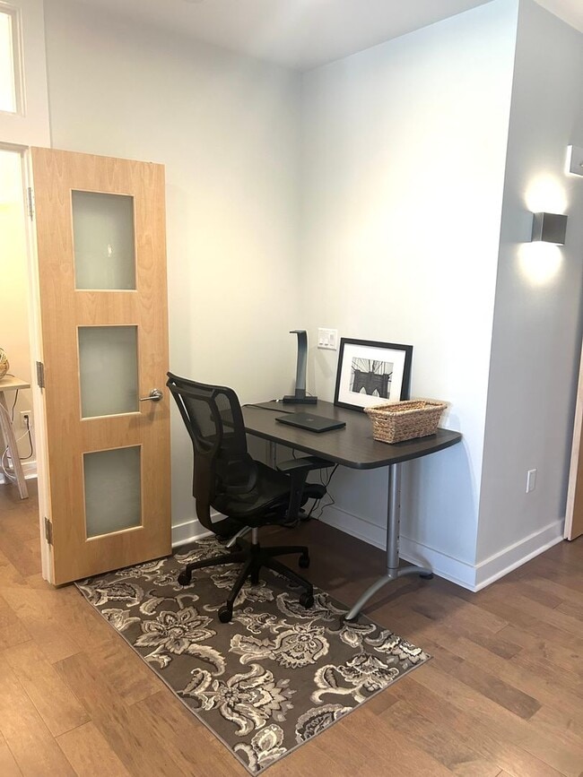 Building Photo - Gorgeous Fully Furnished 2BR/1BA Condo Ava...