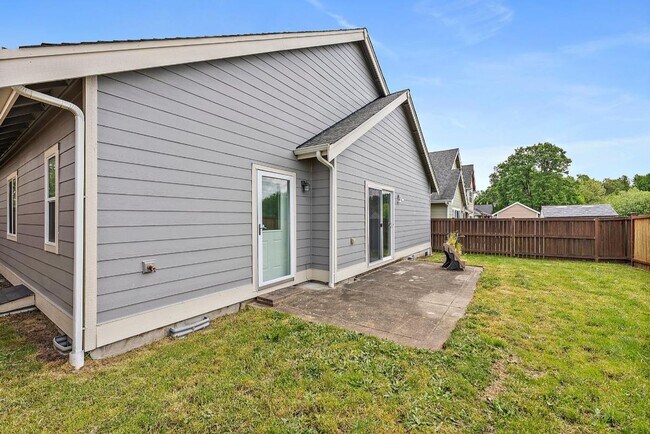Building Photo - 3 bedroom 2 bath Home for Rent in Yelm!