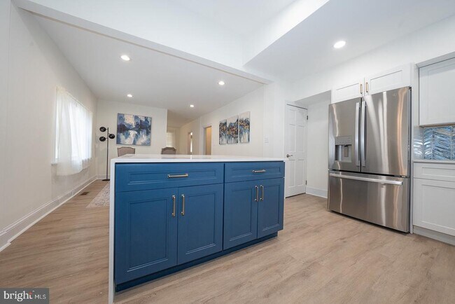 Building Photo - 717 Miller St