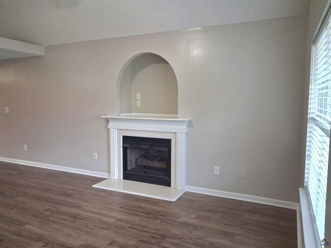 Building Photo - 105 Monticello Dr