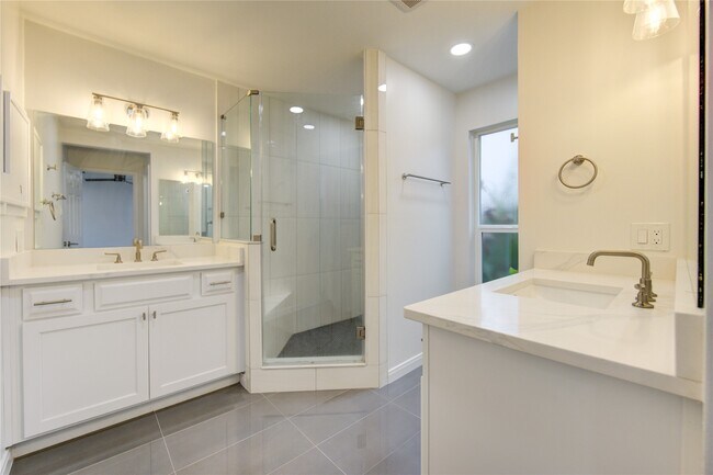 Building Photo - 10322 Lynbrook Hollow St