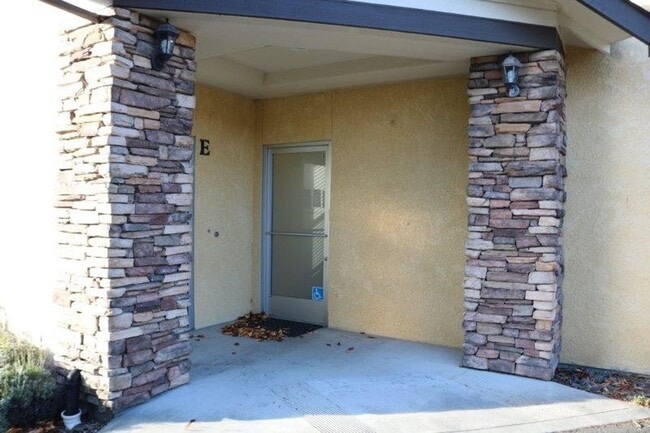 Building Photo - 3943 Walnut Dr