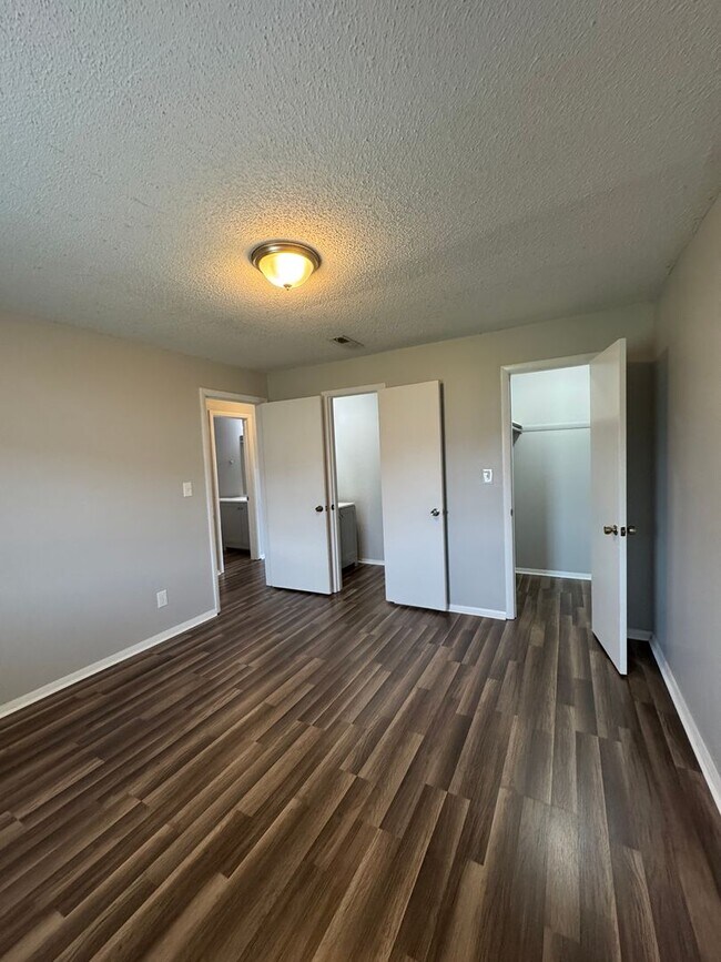 Building Photo - Move In Special: 1/2 Off 1st Month's Rent!!