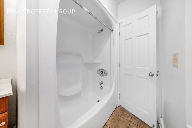 Building Photo - 1378 1/2 Indianola Avenue-