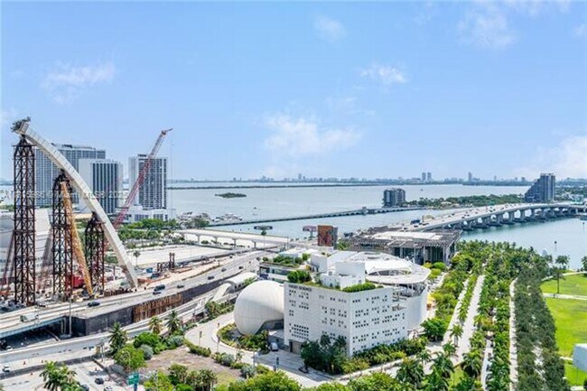 Building Photo - 900 Biscayne Blvd