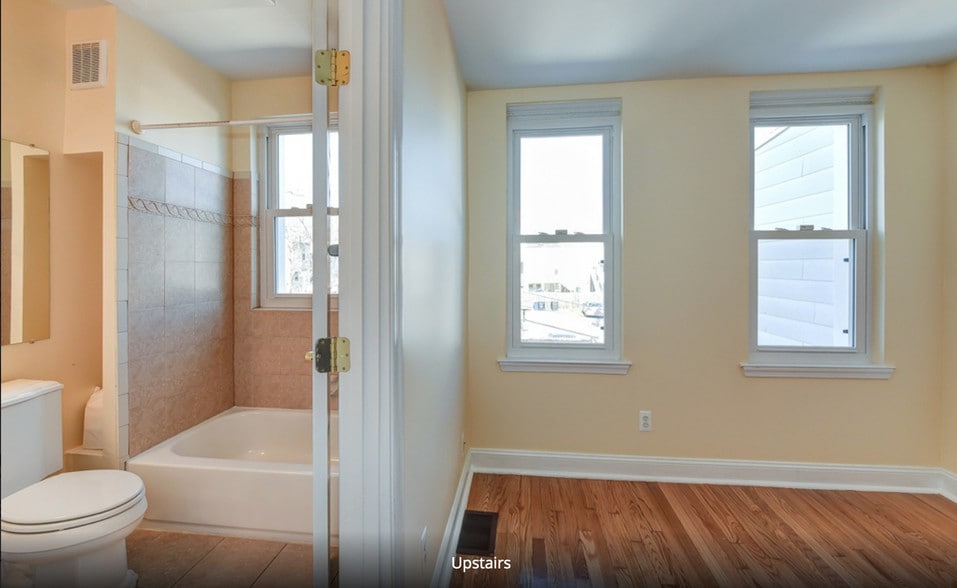 Master bedroom + master bath + full of light - 1216 Florida Ave NE