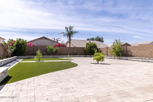 Building Photo - 9115 W Glenrosa Ave