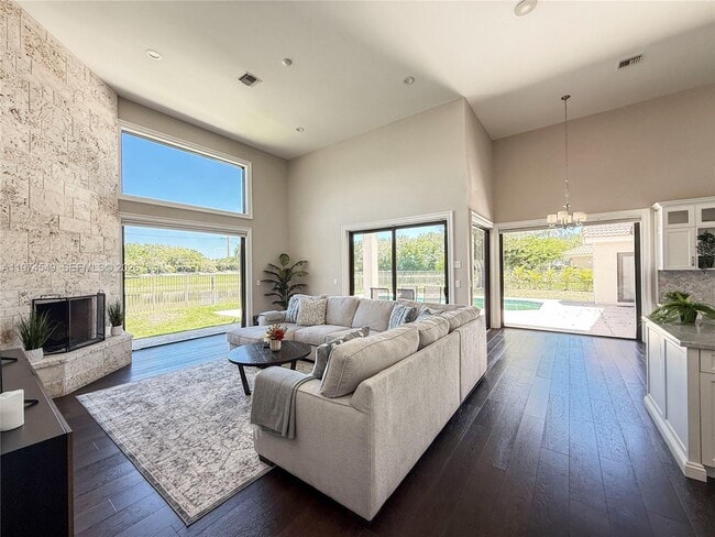 Building Photo - 400 Alexandra Cir