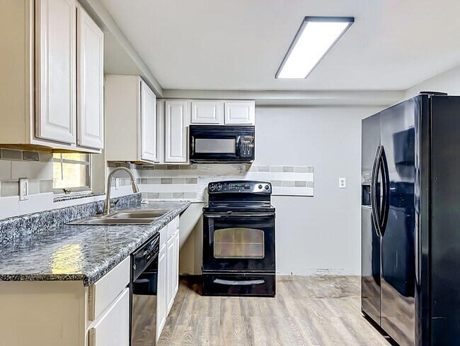 Building Photo - 702 21st Ave W