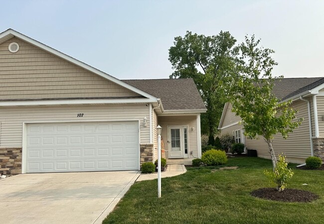 Building Photo - 107 Summertree Dr