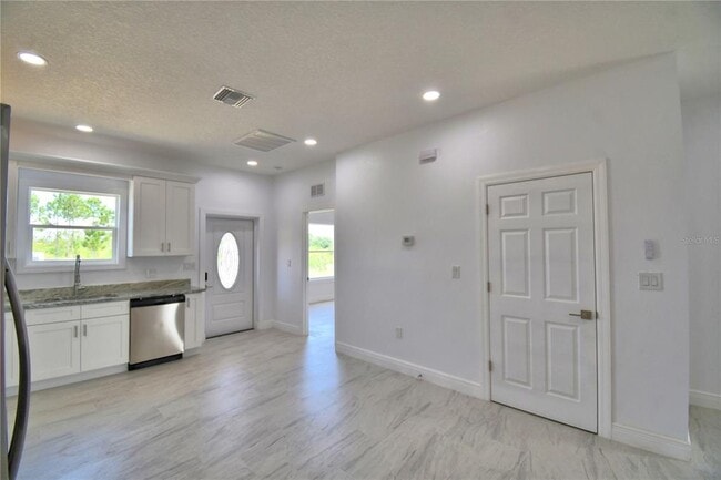 Building Photo - 7951 Sarasota Dr