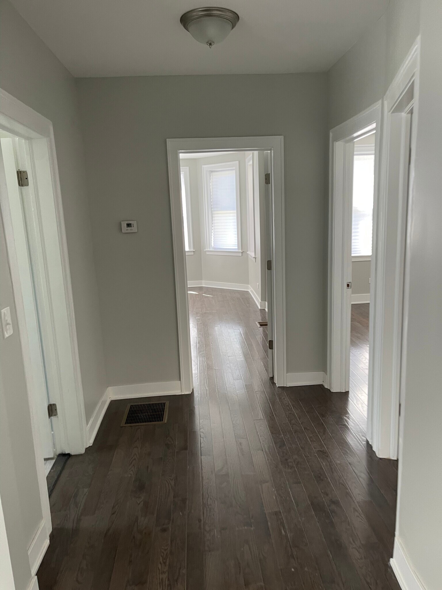 Spacious rooms - 8414 S Cregier Ave