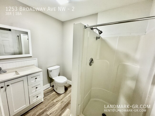 Building Photo - Updated 3 Bed/1Bath – First Month Only $1,...