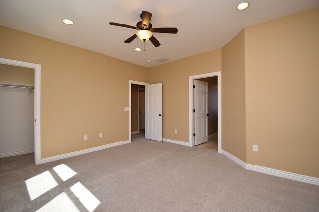 Building Photo - 5 Bed 3.5 Bath House next to TopGolf!!!