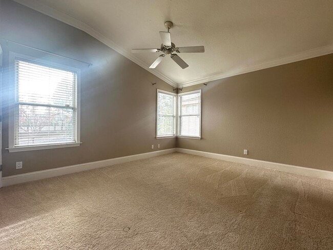 Building Photo - Gorgeous 3 Bed, 2.5 on Corner Lot