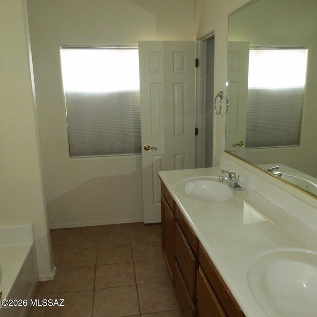 Building Photo - 5569 W Crimson Bluff Dr