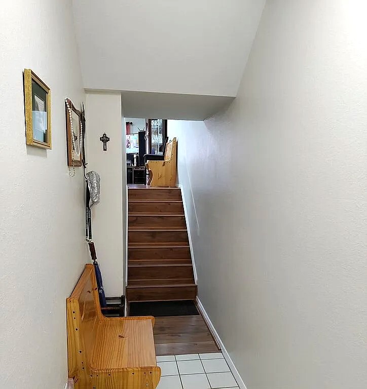 Entrance hallway - 6320 92nd Pl N