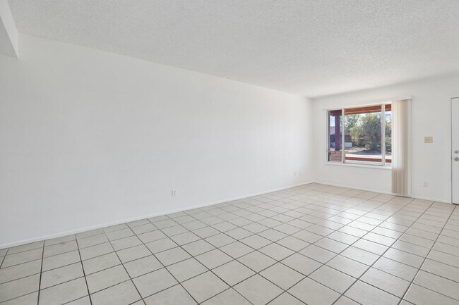 Building Photo - 2104 E Cornell Dr
