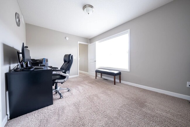 Building Photo - Rare super nice 3 bed end unit townhouse f...