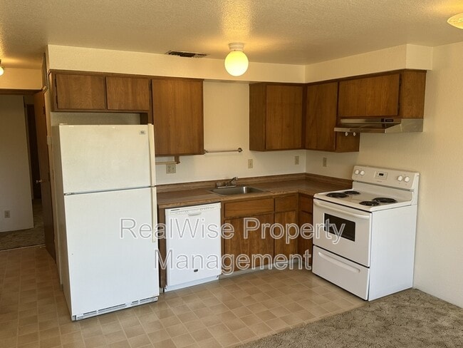 Building Photo - 415 NE Silverwood Pl