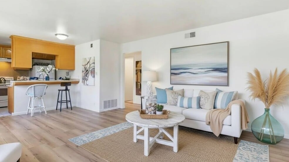 Primary Photo - 1694 Torrance St